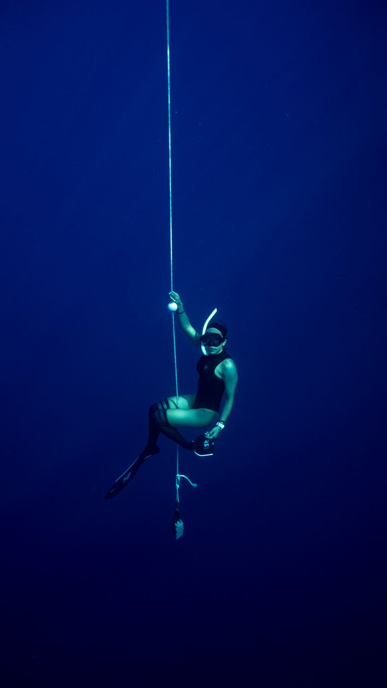 Apneísta en la línea, en azul profundo