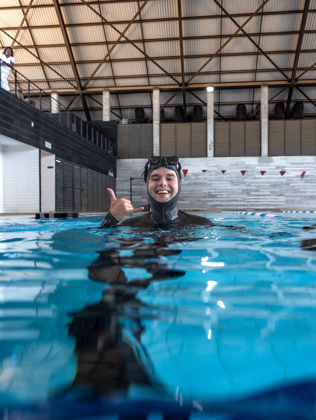 Ricardo saliendo a la superficie en la alberca
